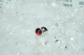 Rhodolith-Granat-Ohrstecker / rund