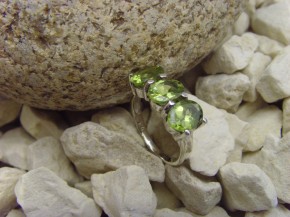 Peridot - Ring / 925er Silber / Facettenschliff