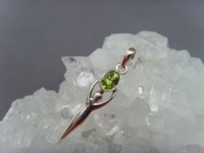 Peridot - Anhänger / Symbol:Göttin / 925'er Silber